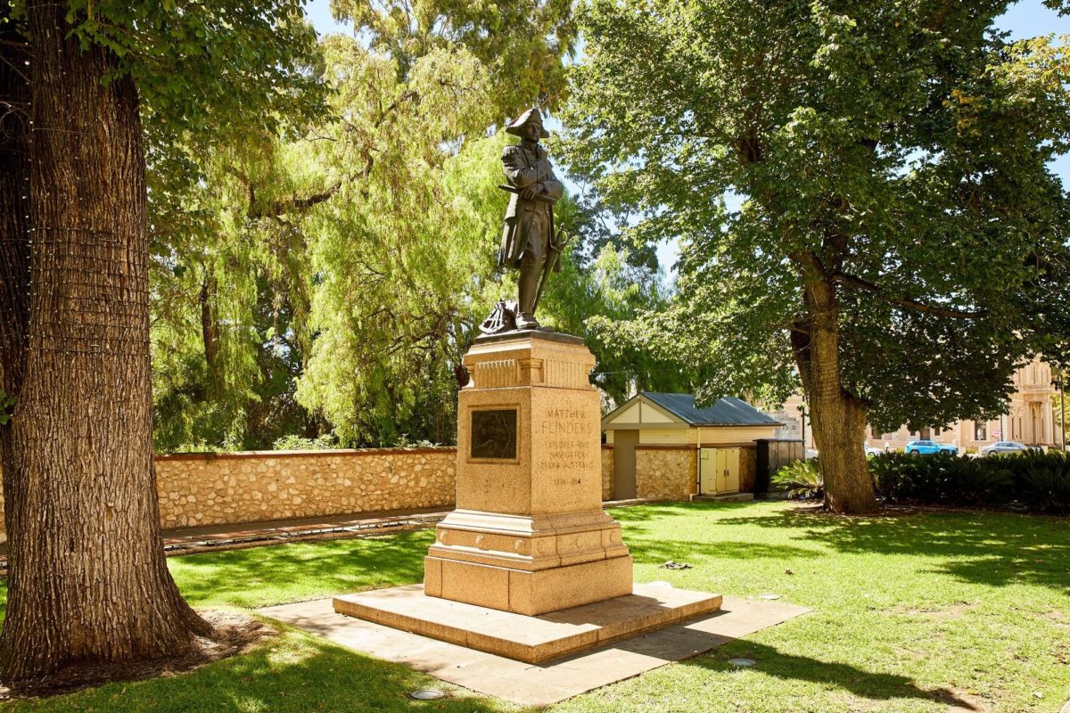 Statue of Captain Matthew Flinders, Prince Henry Gardens North