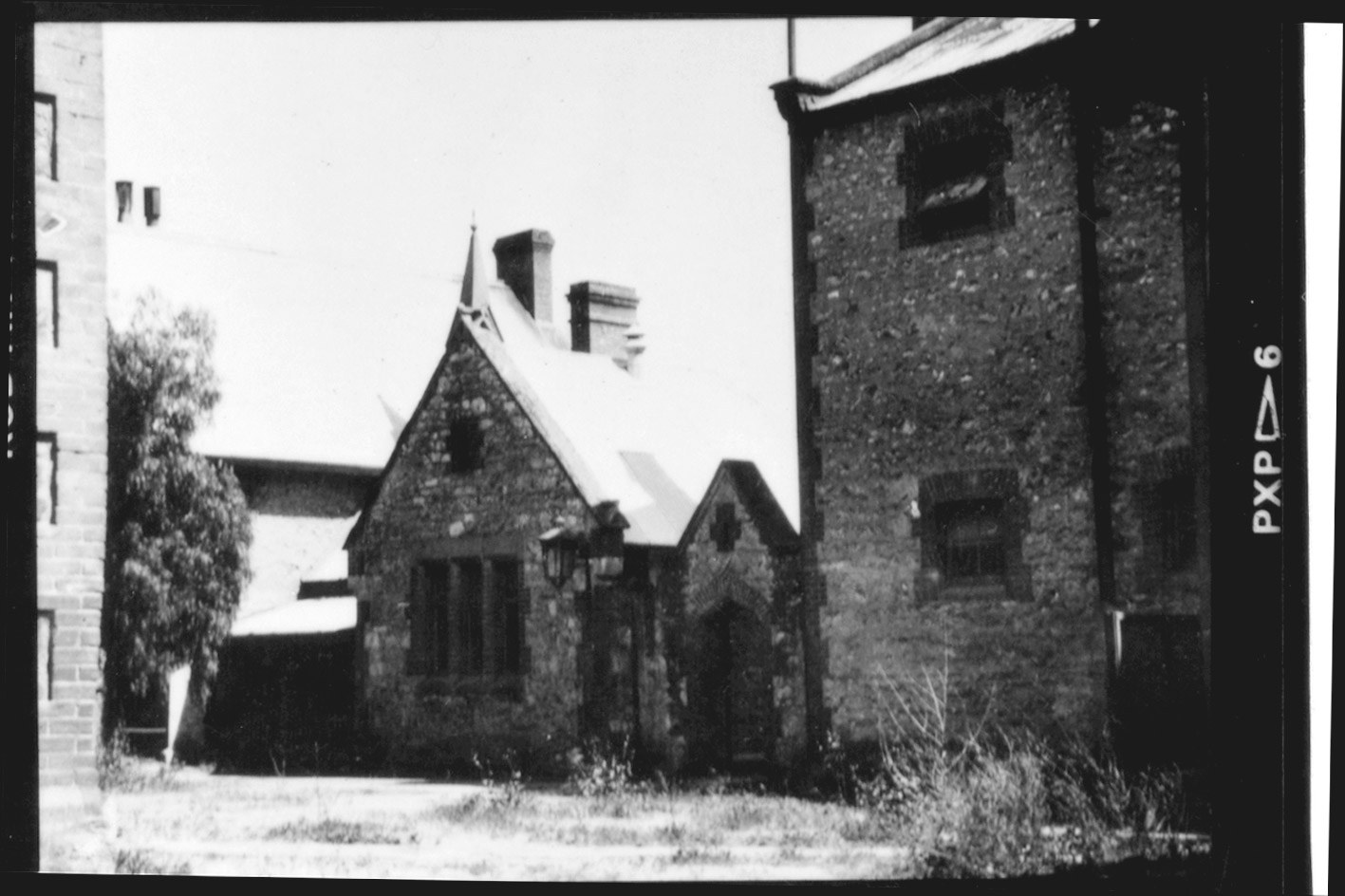 Rear wall and archway of the Women¹s Quarters