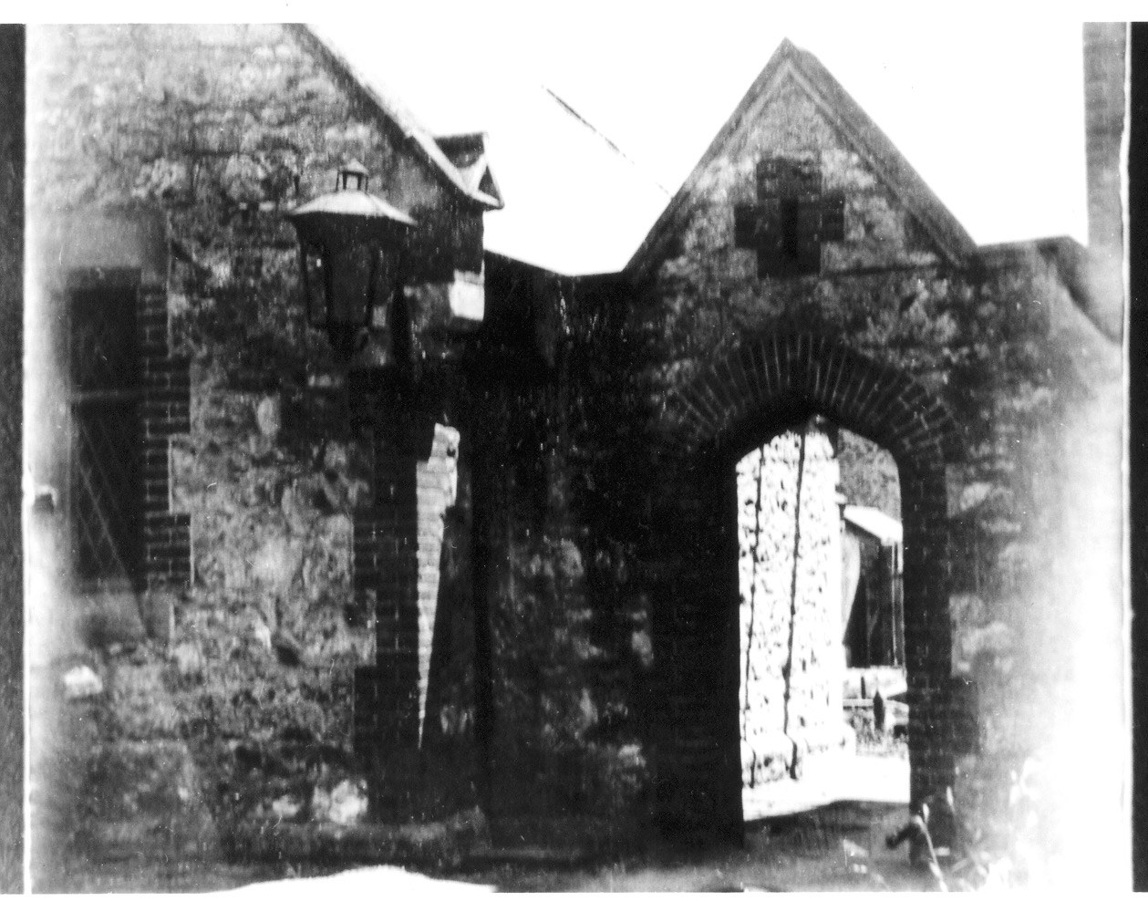 The archway built in 1854 which led into the Women¹s Quarters in the Destitute Asylum