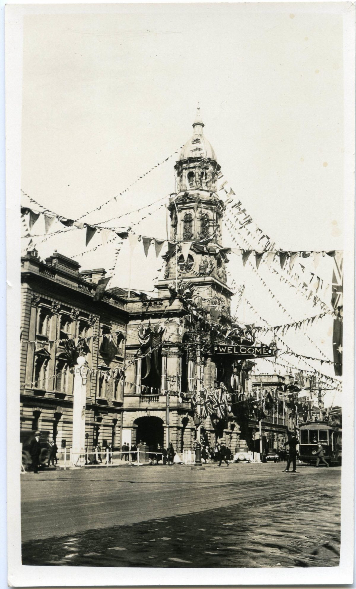HP0574 Royal visit Town Hall Decorations Duke and Duchess of York2