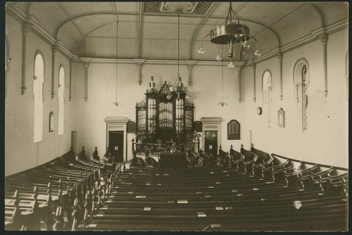 Baptist church pews B 22693