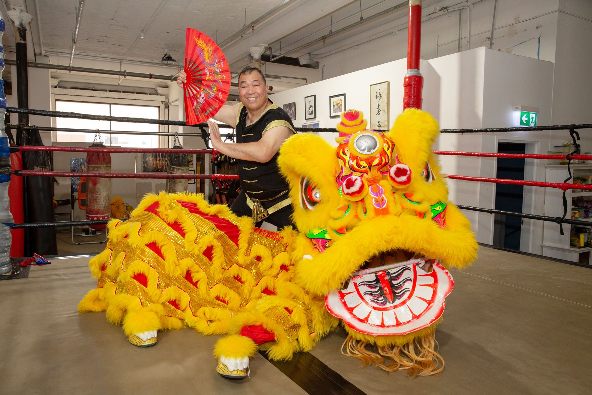 Grandmaster Leong posing with one of his lions