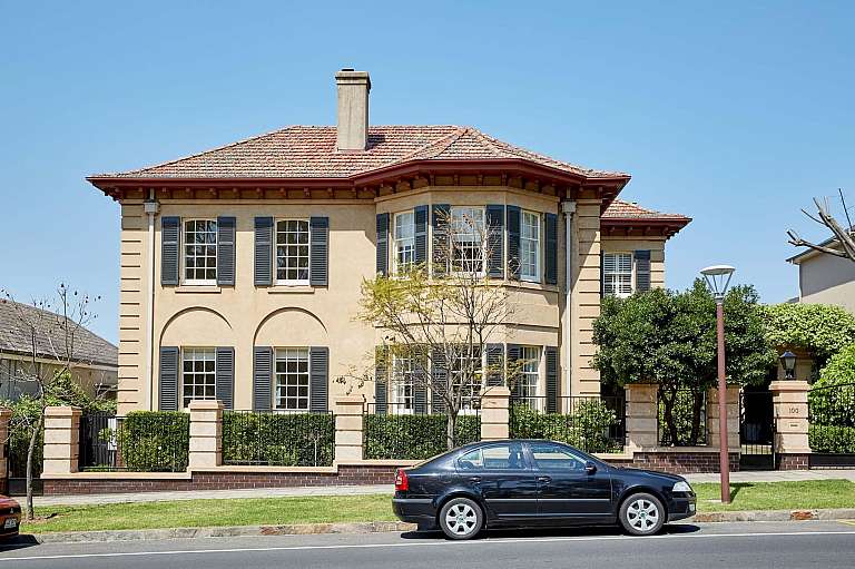House & fence 97100 Kingston Terrace